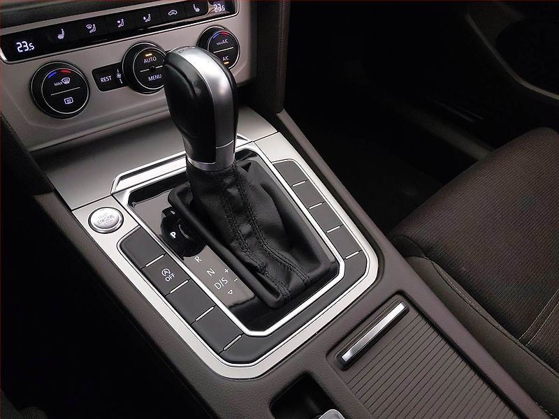 Volkswagen Passat (2015) 2.0 TDI, Automat, Serv.kniha - fotka 13 z 19