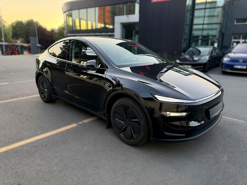 Tesla Model Y (2025) LongRange, ČR, Tažné - fotka 10 z 17