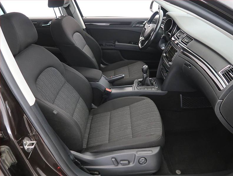 Škoda Superb (2014) 2.0 TDI, Navi, Xenony - fotka 9 z 26