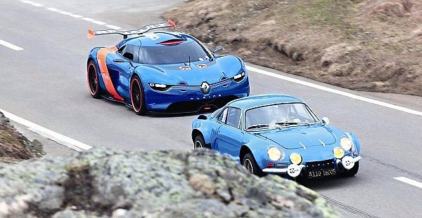 Koncept Renault Alpine A110-50 a Alpine A110 (v popředí).