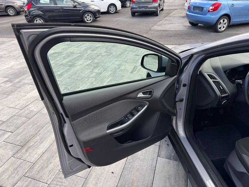 Ford Focus (2011) Trend 1.6 Ti-VCT - fotka 9 z 30