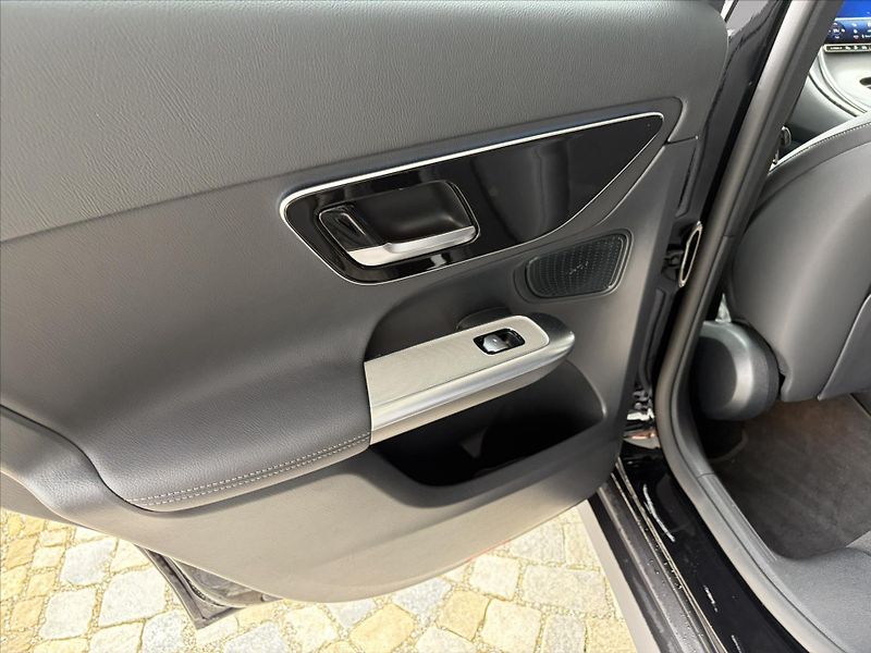 Mercedes-Benz GLC 300de 4MATIC - fotka 22 z 32