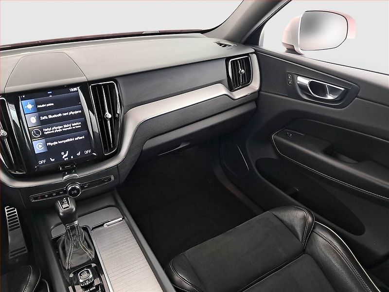 Volvo XC60 (2018) R-Design T5 AWD - fotka 8 z 21