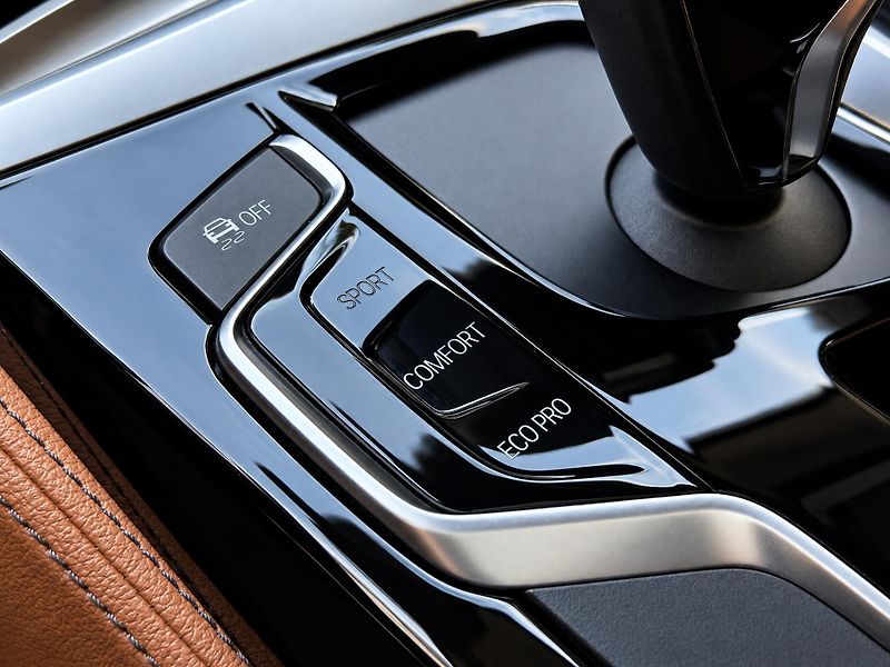 BMW Řada 5 2,0 530i xDrive Luxury Line - fotka 26 z 40