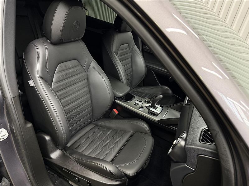 Alfa Romeo Stelvio VELOCE 206kW Q4 PANO LED R21 - fotka 39 z 41