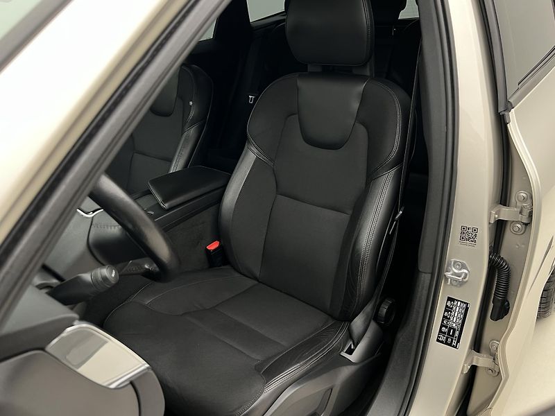 Volvo XC60 D4 AWD MOMENTUM AUT CZ - fotka 15 z 39