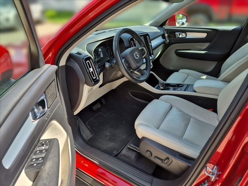 Volvo XC40 2,0 B4 AWD AT - fotka 7 z 19