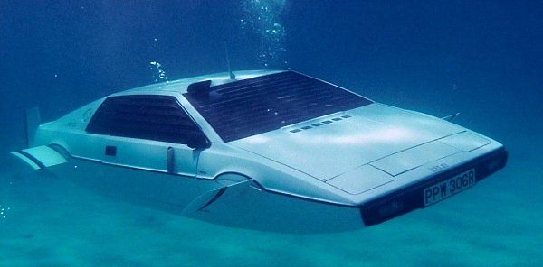 Bondův Lotus, který se uměl proměnit v ponorku, jde do dražby.