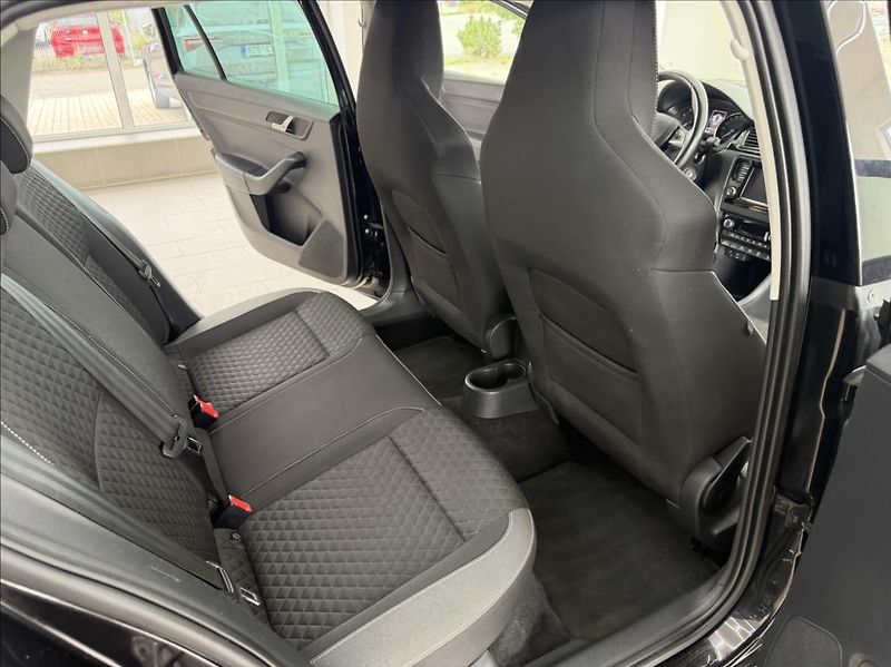 Škoda Rapid 1,2 TSI, Climatronic, CarPlay - fotka 21 z 26