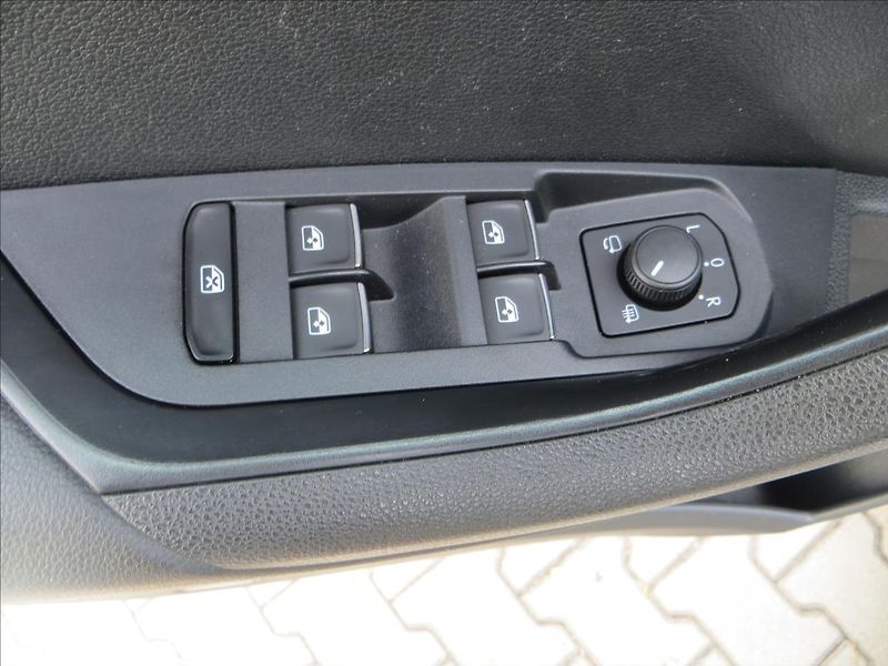 Škoda Karoq 1,5 TSI Style 110kW DSG WEBAST - fotka 14 z 33