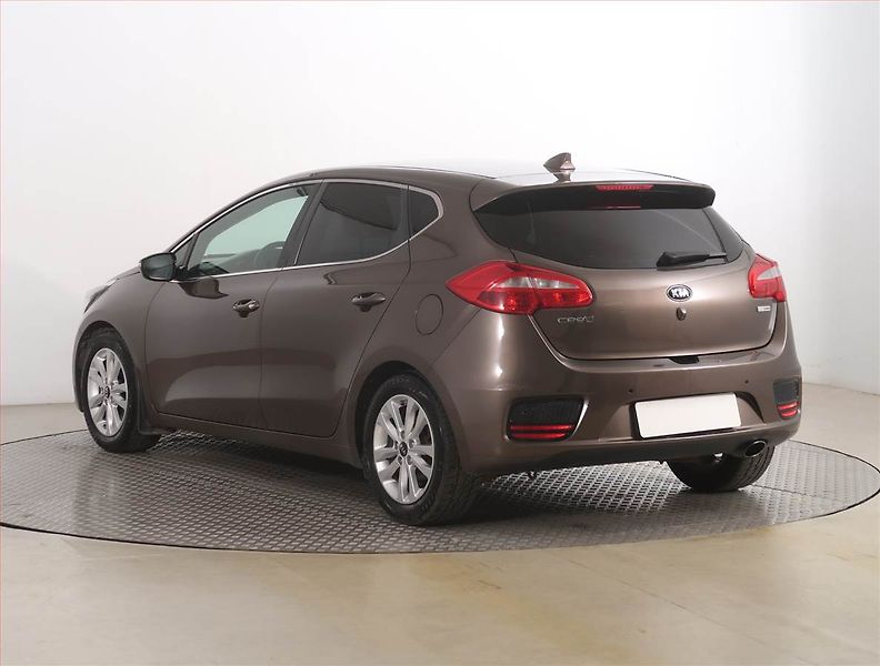 Kia Ceed (2018) Gold 1.6 GDI, Serv.kniha, Navi - fotka 4 z 18