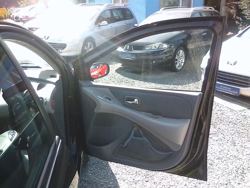 Nissan Almera Tino (2005) 1.8i 16V, kola navíc, závěs - fotka 21 z 32