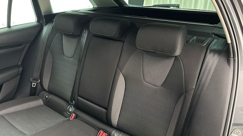 Škoda Octavia 2.0 TDI Ambition Combi - fotka 16 z 26
