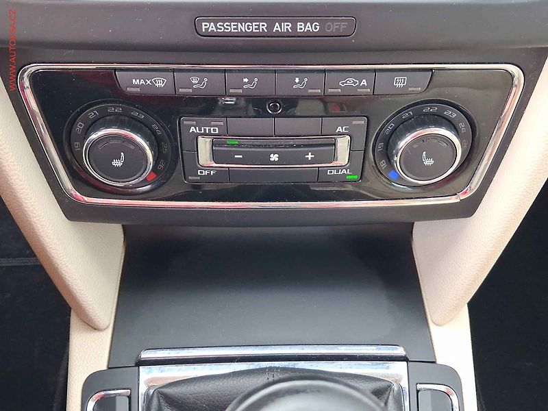 Škoda Superb (2012) 1.6TDi, Xenon - fotka 17 z 23