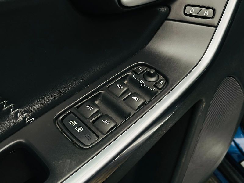 Volvo XC60 2.4D5 5V 4x4 AUT TAŽNÉ SERVISK - fotka 34 z 47