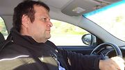 Servisní poradce Tomáš Hájek z Kia Modřany si pochvaluje kvalitu brzdového systému, který nepochybně nedávno prošel údržbou.