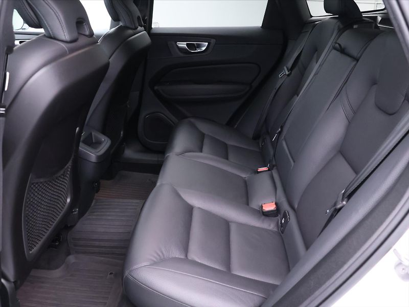 Volvo XC60 2,0 B5 173kW AWD Plus Dark CZ - fotka 14 z 33