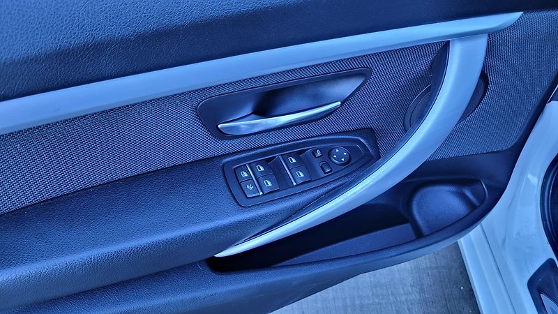 BMW Řada 3 320D XDRIVE GT - fotka 17 z 22