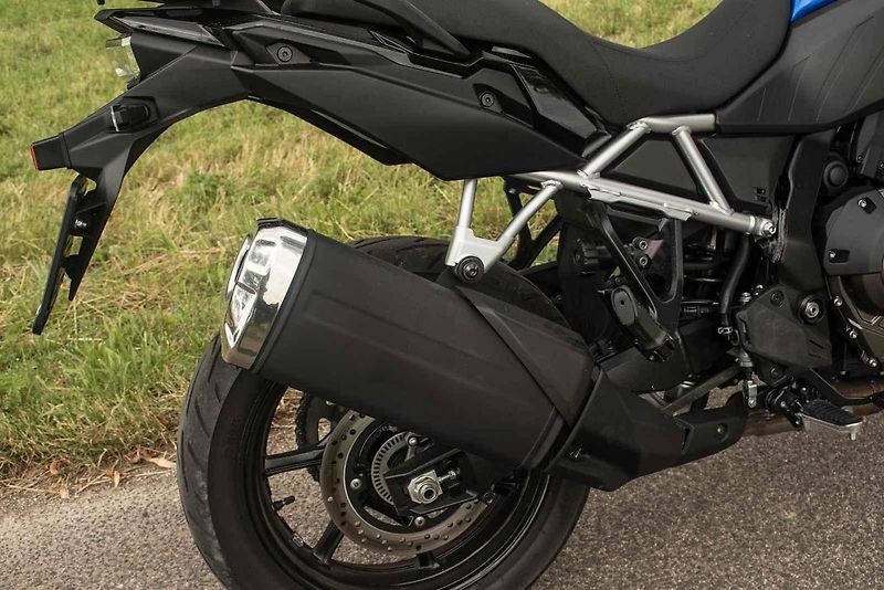 Na V-Strom může bez potíží usednout i jezdec menší postavy.