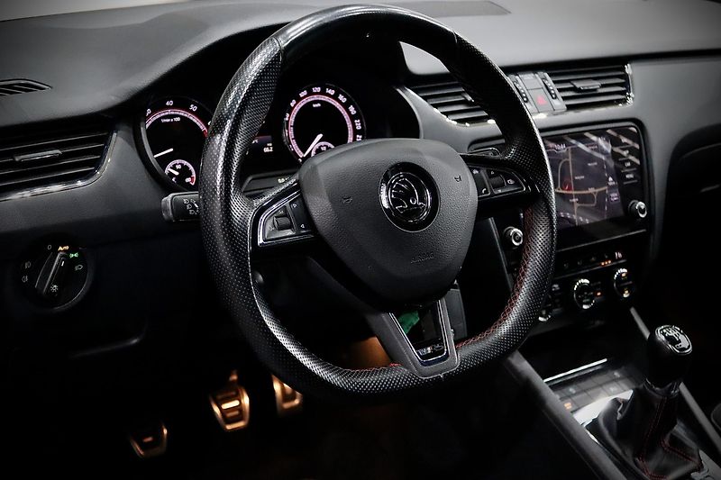 Škoda Octavia 3 FL Combi 2.0 TSI 169 kW RS - fotka 11 z 39