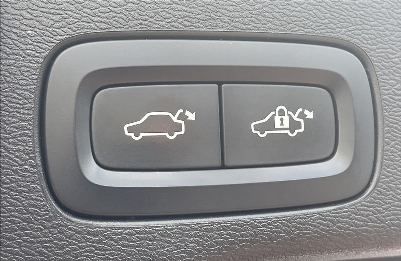 Volvo XC60 2,0 D,140kW,D4,4x4,AUT. R-DESI - fotka 25 z 25