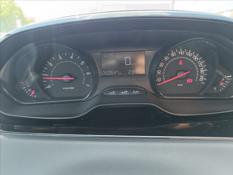 Peugeot 208 1,2 i - fotka 11 z 17