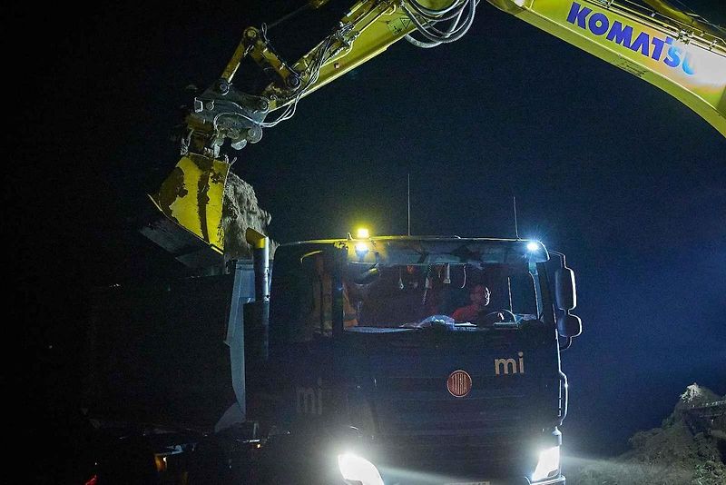 Na stavbě dálnice D11 se pracuje i za tmy.