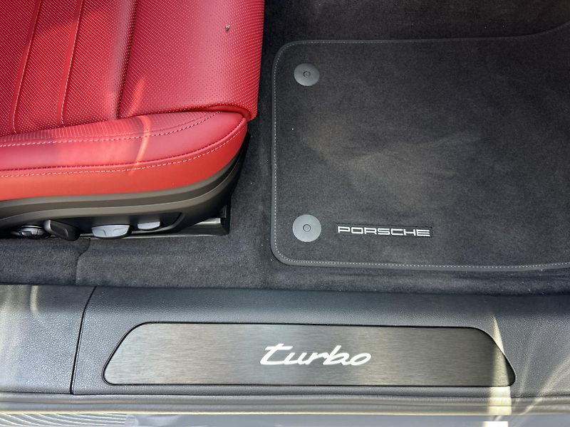 Porsche Panamera (2025) Turbo E-Hybrid - fotka 26 z 30
