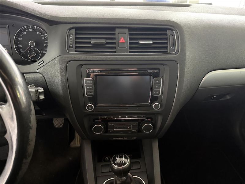 Volkswagen Jetta 1,2   1.MAJITEL, 77KW, SERVISK - fotka 13 z 18