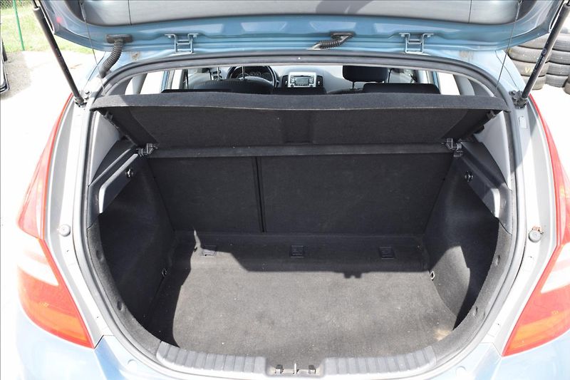 Hyundai i30 1,6 CRDi 66KW COMFORT+ 2XKOLA - fotka 21 z 42