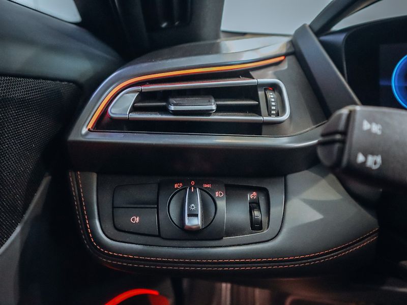 BMW i8 Ultimate Sophisto Edition Kupé - fotka 10 z 35