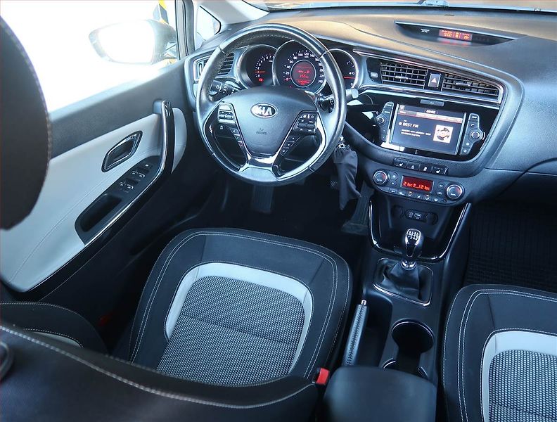 Kia Ceed (2018) Gold 1.6 GDI, Serv.kniha, Navi - fotka 7 z 18