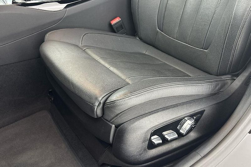 BMW Řada 5 530d xDrive - fotka 14 z 27