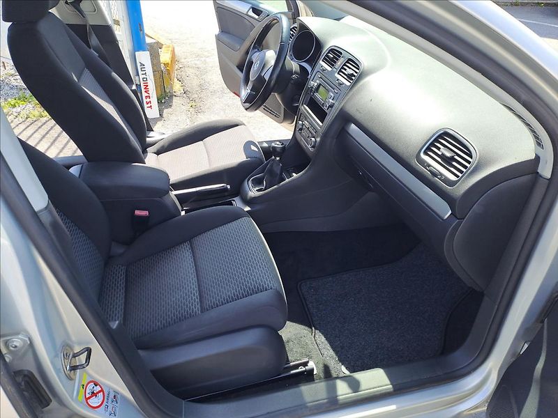 Volkswagen Golf 1,6 TDI DIGIKLIMA - fotka 8 z 14