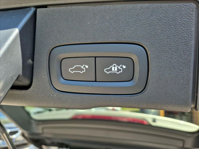 Volvo XC60 2,0 B4 AWD diesel Plus Bright - fotka 12 z 19