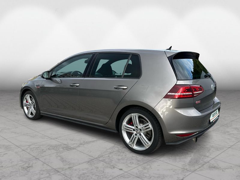 Volkswagen Golf Perfomace 2.0TSI 169 KW - fotka 4 z 25