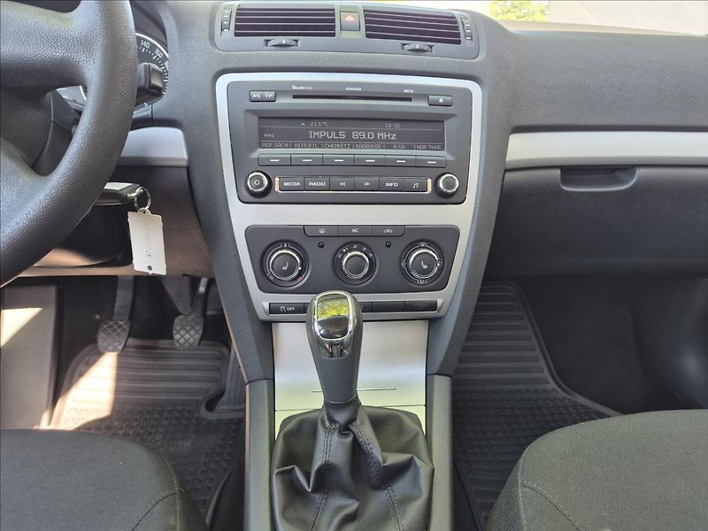 Škoda Octavia 1,4 TSI Combi Klima Výhřev ESP - fotka 24 z 28