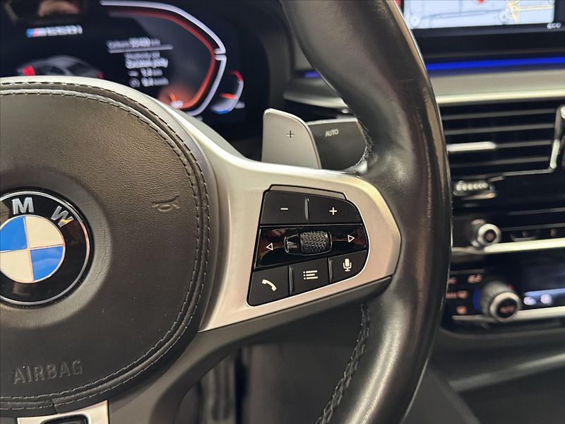 BMW Řada 5 M550i xDRIVE LASER HUD - fotka 10 z 31