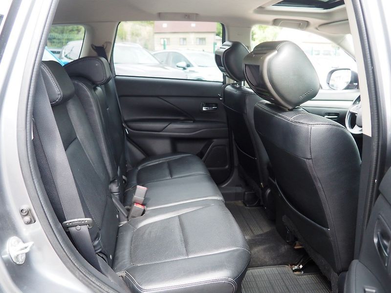 Mitsubishi Outlander (2014) 2.2 D-ID AT Instyle, AWD, 7m - fotka 17 z 41