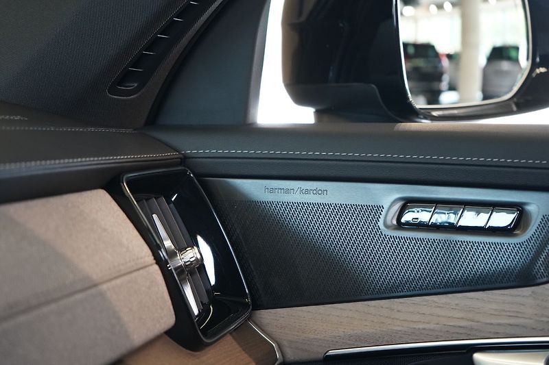 Volvo XC90 T8 PLUS Dark, Ventilace, 360° - fotka 43 z 50