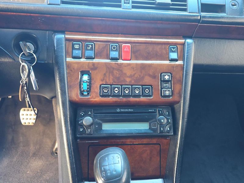 Mercedes-Benz 124 200CE  COUPÉ - fotka 18 z 21