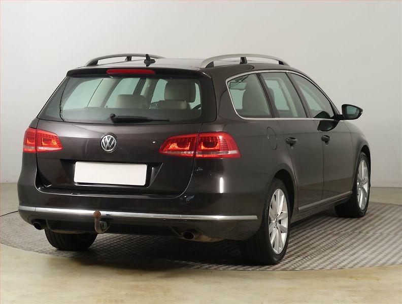 Volkswagen Passat (2011) Highline 2.0 TDI, 4X4 - fotka 5 z 24
