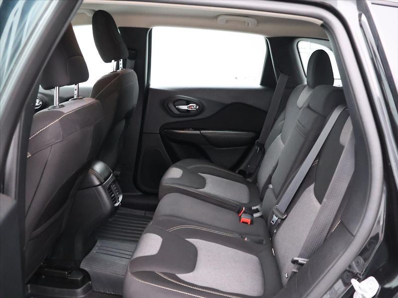 Jeep Cherokee 2,0 CRDI 125kW Aut. 4x4 - fotka 13 z 31