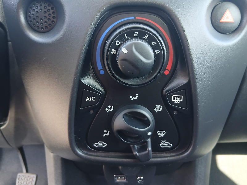 Toyota Aygo 1.0, 51 kW, klima - fotka 24 z 38