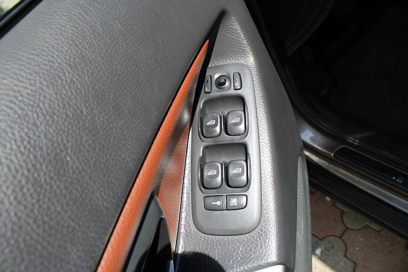 Volvo XC90 2,4 D5 AWD SUMMUM 7 MÍST CZ - fotka 24 z 28