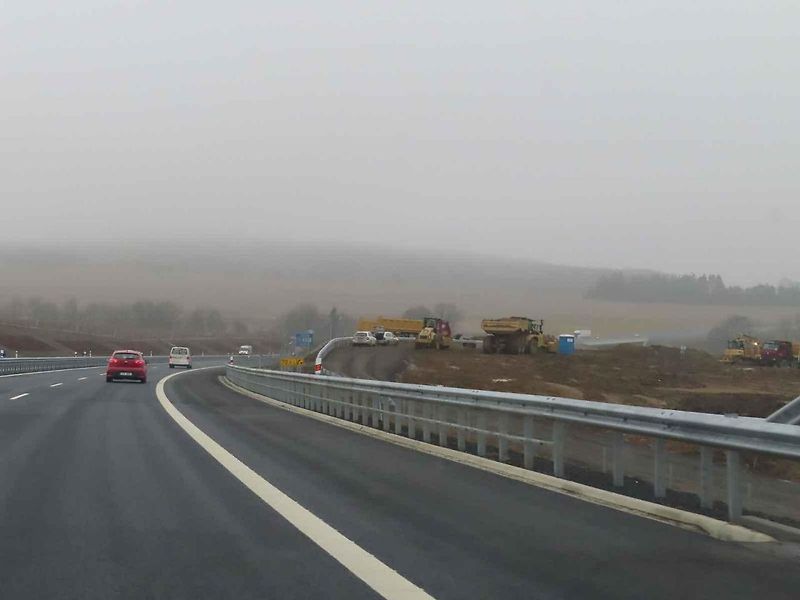 Dvě protilehlé odpočívky mezi sjezdy na Mirotice a Lety patří mezi nejmodernější a největší. Čerpačky jsou prý i technologicky nejvyspělejší v Čechách.