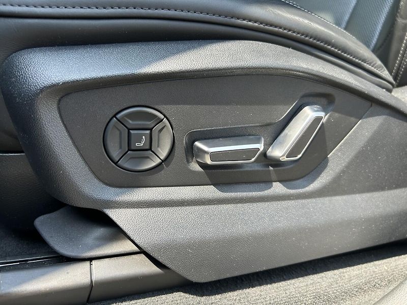 Audi Q8 50 TDI quattro ZÁRUKA - fotka 25 z 35