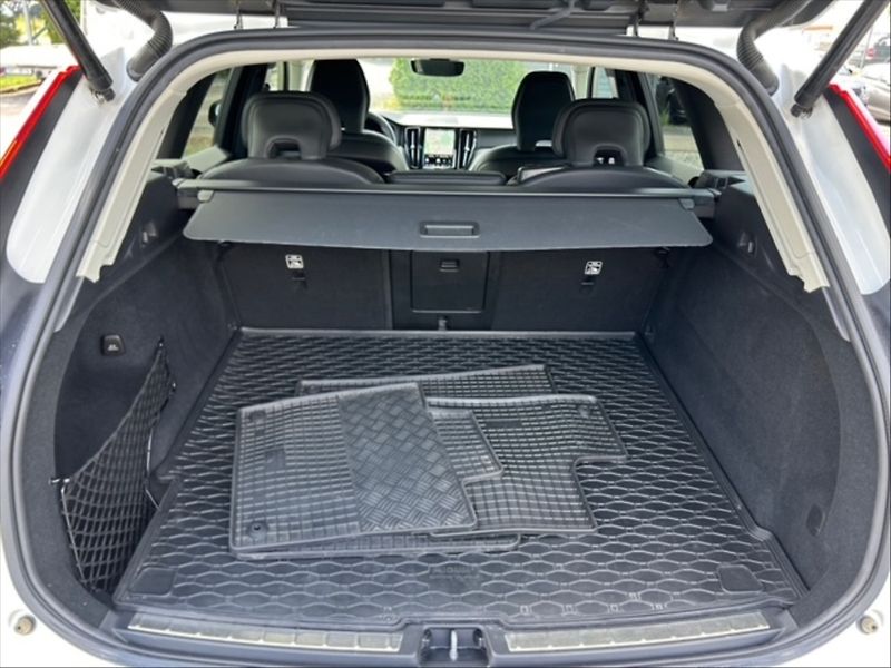 Volvo XC60 2,0 B4 D Plus Dark AWD AT - fotka 6 z 11