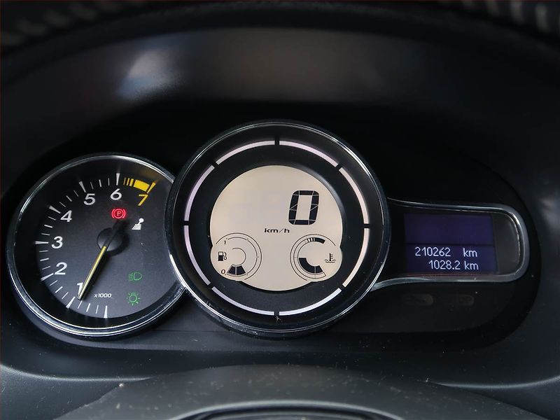 Renault Fluence (2012) 1.6 16V, Tempomat - fotka 11 z 18