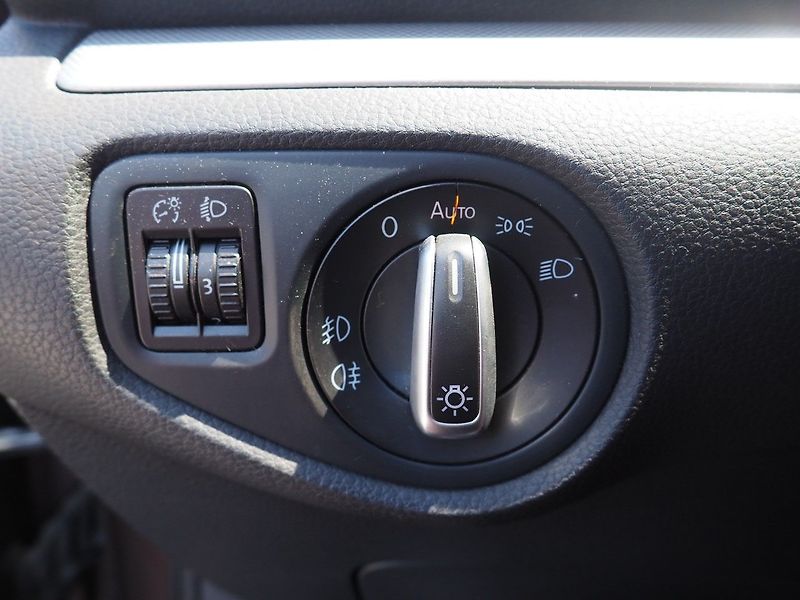 Volkswagen Sharan (2011) 2.0 TDI, 103 kW, 7 míst - fotka 20 z 31